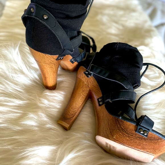 Open toe blk heels - Picture 2 of 3